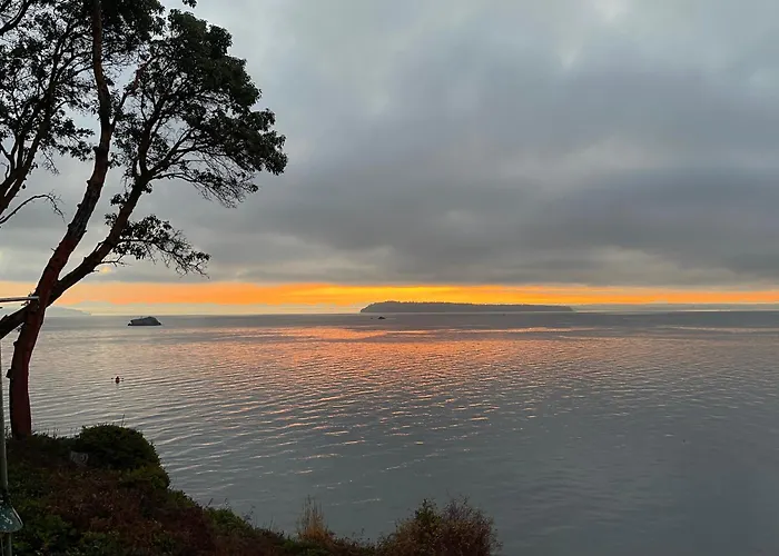 Puget Sound Chic Romantic Cottage With Private Beach Access & Gated Entry